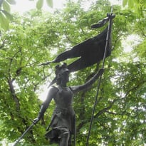 Observation de la statue Jeanne d'Arc de Louis Fournier
