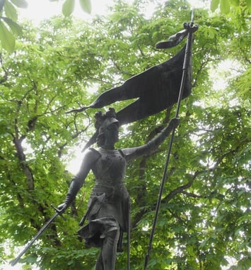 Observation de la statue Jeanne d'Arc de Louis Fournier