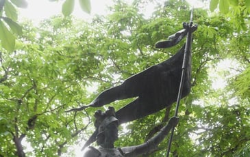 Observation de la statue Jeanne d'Arc de Louis Fournier