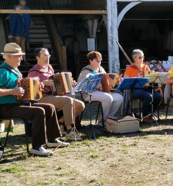 Animation musicale par l'ensemble d'accordéons diatoniques Les Manqu'pas d'Airs
