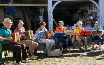 Animation musicale par l'ensemble d'accordéons diatoniques Les Manqu'pas d'Airs